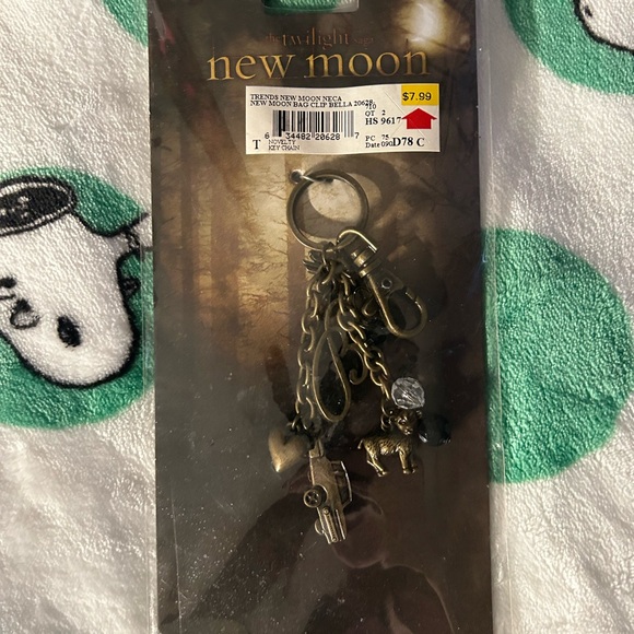 New Moon/Eclipse Keychains and Necklace Set - Picture 4 of 5